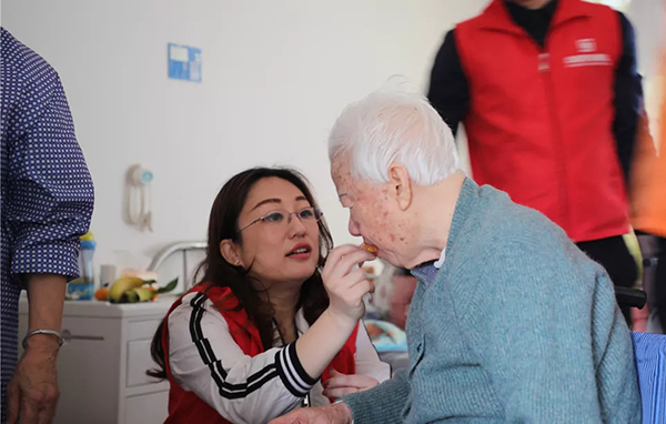 【先鋒引領，凝心聚力】三月學雷鋒，情暖敬老院